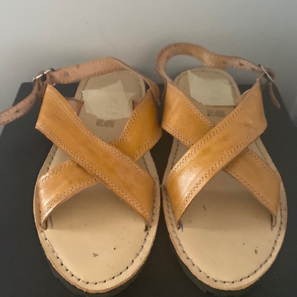 NWOT. Artisanal mens sandals 100% leather